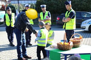 przedszkolaki i policjanci podczas akcji profilaktycznej