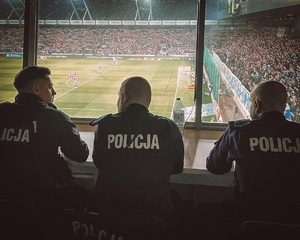 polijanci z Wydziału Sztab obserewują mecz na stadionie