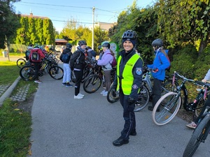 policjantka i uczniowie przygotowują się do przejazdu rowerowego