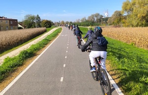 uczniowie podczas przejazdu rowerowego