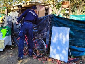 policjant sprawdzający miejsce przebywania osób zagrożonych wychłodzeniem