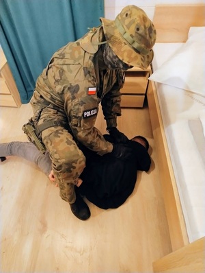 kontrterrorysta obezwładnia zatrzymanego