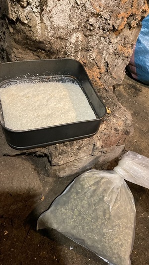 narkotyki w piwnicy, biały proszek oraz duża torba z marihuaną