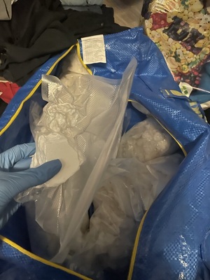 porcje amfetaminy, mefedronu w dużej torbie