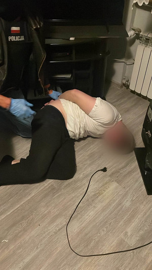 zatrzymany leży na ziemi skuty kajdankami