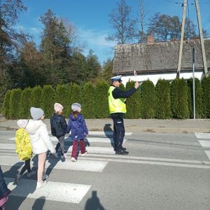 policjant przy przyjsciu dla pieszych