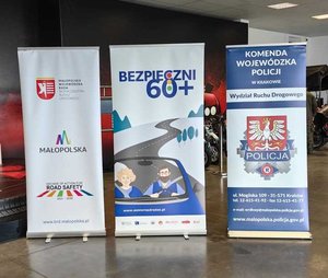 Stojące banery akcji Bezpieczni 60+, Policji oraz Małopolskiej Wojewódzkiej Rady BRD