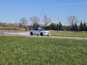 Pojazd poruszający się po torze jazdy