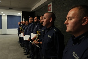 policjanci w szeregu na wręczeniu dyplomów