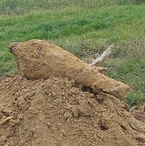 Granat moździerzowy wykopany z ziemi