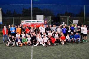 Drużyny piłkarskie biorace udział w turnieju z okazji Święta Niepodległości pozuja razem do zdjęcia