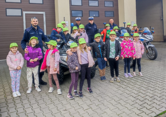 Zdjęcie grupowe uczniów i policjantów