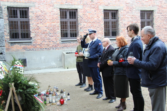 Oddali hołd Ofiarom KL Auschwitz 31.10 (49) uczestnicy oddają hołd