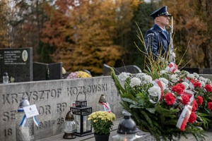 policjant przy grobowcu