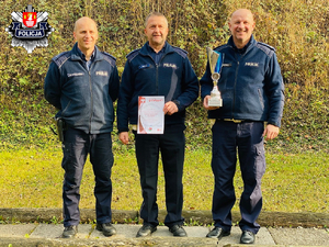 dzielnicowy Stryszawy oraz policjanci Ruchu drogowego trzymający puchari dyplom