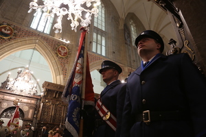 Poczet sztandarowy na mszy