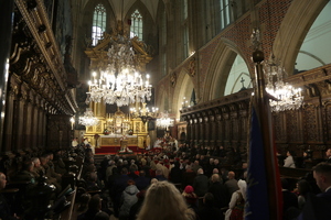 prezbiterium katedry wypełnione ludźmi w trakcie mszy