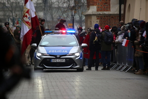 radiowóz ruchu drogowego na ulicy grodzkiej przed uroczystym pochodem