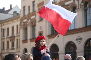 kilkuletnia dziewczynka z polską flagą