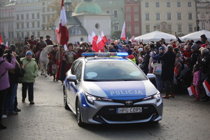 radiowóz przed pochodem na rynku głównym