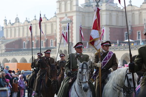 kawalerzyści rekonstruktorzy na koniach w pochodzie