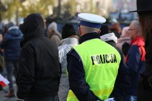 policjant ruchu drogowego na ulicy basztowej pilnuje porządku