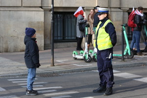 policjantka ruchu drogowego rozmawia kilkuletnim chłopcem