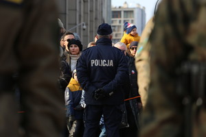policjant zabezpieczający uroczystość na placu matejki