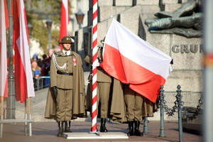 uroczyste wciąganie flagi polski na maszt