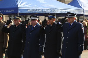 delegacja służb mundurowych z Komendantem Morajko oraz Komendantem Jastrzębiem na czele składają kwiaty przed grobem nieznanego żołnierza
