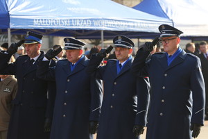 delegacja policjantów związku zawodowego NSZZP składa kwiaty przed grobem nieznanego żołnierza