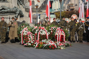 wiązanki złożone pod grobem nieznanego żołnierza
