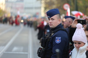 policjant zabezpiecza przejazd kolumn sprzętu wojskowego, policyjnego i innych służb