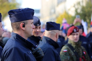 dowódca zabezpieczenia z słuchawką w uchu
