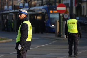 policjanci ruchu drogowego kierują ruchem