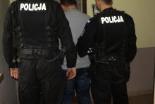 policjanci prowadzą zatrzymanego