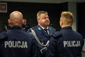 Komendant Wojewódzki Policji wręcza legitymację służbowe nowo przyjętym Policjantom.