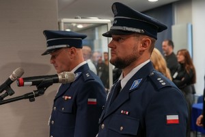 Policjanci prowadzący uroczystość