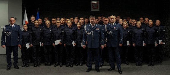 Zdjęcie grupowe nowo przyjętych policjantów z kierownictwem Małopolskiej Policji.