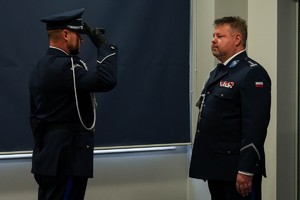 Dowódca uroczystości składa meldunek Komendantowi Wojewódzkiemu Policji w Krakowie inspektorowi Piotrowi Morajko.