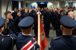 Policjanci składają ślubowanie.