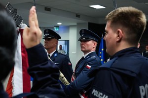 Policjanci składają ślubowanie.