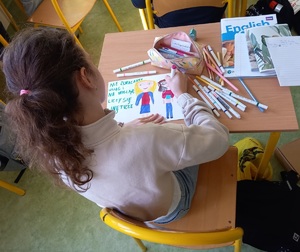 dziewczynka malująca konkursowy plakat