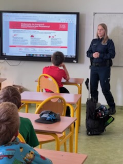 policjantka prowadząca zajęcia edukacyjne