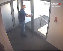 Druga klatka filmowa z monitoringu. Mężczyzna wychodzi przez drzwi.