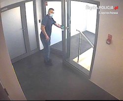 Trzecia klatka filmowa z monitoringu. Mężczyzna wychodzi przez drzwi.