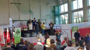 wręcznie nagród uczestnikom na podium przed widownią