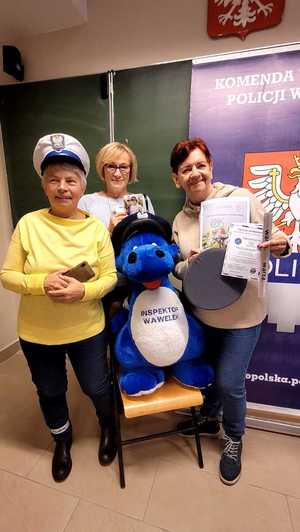 seniorki na pamiątkowym zdjęciu z inspektorem wawelkiem