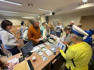 seniorzy podczas preelekcji przy policyjnym stanowisku