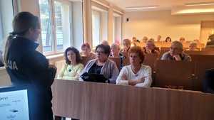 plicjantka podczas wykładu z seniorami na UTW
